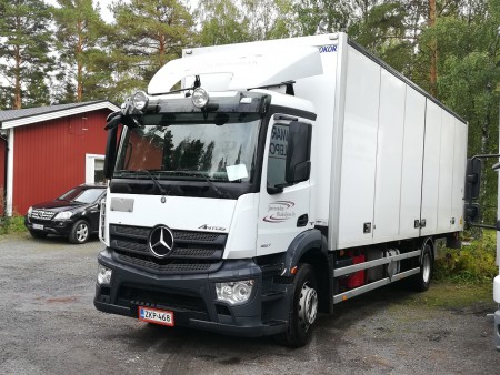 Järviseudun Pikakuljetus Oy:n kuorma-auto pihalla