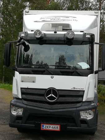 Järviseudun Pikakuljetus Oy:n Mercedes-Benz Atego -kuorma-auto edestä